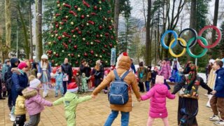 Депутат ЗСК Анна Невзорова помогла установить елку на Красной поляне в Сочи
