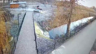 На Кубани водитель ВАЗ-2112 решил «полетать» и спикировал в канал