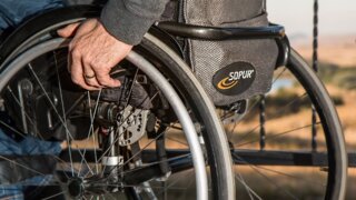 Уход за гражданами с инвалидностью I группы и пожилыми гражданами старше 80 лет: что изменилось в 2025 году