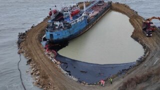 Искусственный вал укрепляют вокруг кормовой части танкера «Волгонефть-239»