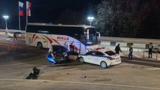 В Сочи иномарка столкнулась с автомобилем ДПС и автобусом
