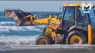 В Анапе водители на мазутной технике решили помыть автомобили прямо в море