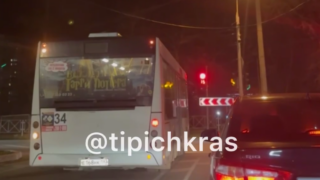 В Краснодаре 63-летний водитель автобуса 2 раза проигнорировал ПДД и едва не устроил аварию