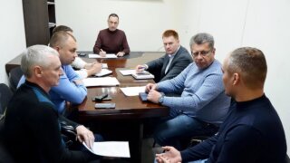 Обрезка деревьев, спортивный комплекс и детский сад: депутат Тепляков отвечает на вопросы жителей