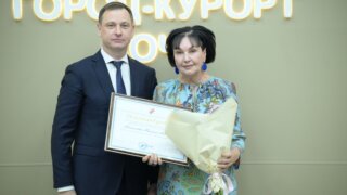 Глава Сочи вручил почетную грамоту руководителю представительства медиахолдинга “Комсомольской правды” в городе-курорте