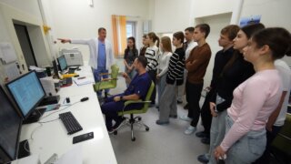 Депутат Станислав Гринев провел экскурсию для будущих медиков по клинике «Солнечная»
