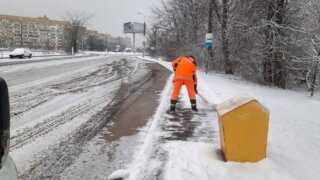 Коммунальщики Краснодара расчищают город от снега и гололеда