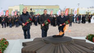 Вениамин Кондратьев возложил цветы к Вечному огню в центре «Патриот»Вениамин Кондратьев