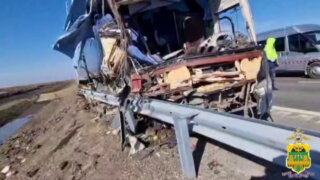 Пассажирский автобус влетел в припаркованный грузовик и насмерть сбил водителя на Кубани