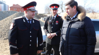 Вице-губернатор Александр Власов осмотрел спортобъекты и провел совет атаманов в Усть-Лабинском районе