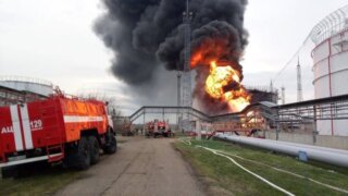 Четыре пожарных поезда привлекли к ликвидации огня на нефтебазе в Кавказcком районе