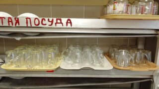 Депутат ЗСК Арменак Тозлян передал гуманитарную помощь херсонской школе