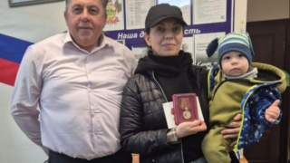 В 18 избирательном округе Краснодара ветераны ВОВ получают памятные медали
