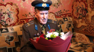 Вениамин Кондратьев поздравил двух ветеранов с днем рождения