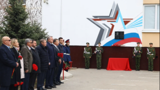 Полпред президента в ЮФО Владимир Устинов принял участие в церемонии присвоения имени Героя России Алексея Калмыкова школе № 28 Астрахани