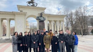 Для студентов Краснодарского кооперативного института организовали пешую экскурсию «Путь к Победе»