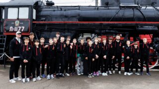 Юные кубанские баскетболисты посетили в Краснодаре депо и возложили цветы к памятнику воинам-железнодорожникам
