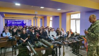 Студентам Краснодарского кооперативного института показали современное оружие и экипировку из зоны СВО