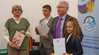 Эдуард Кузнецов вручил награды победителям конкурса чтецов стихотворений из сборника «ZОV Победы»