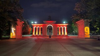 В честь 80-летия Великой Победы на памятниках Краснодара зажгли праздничную подсветку
