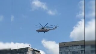 Огромный вертолет с бетонной балкой напугал жителей Сочи ранним утром