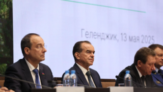 Глава Кубани: В Анапе и Темрюкском районе важно информировать отдыхающих о ситуации с пляжами и действующих ограничениях