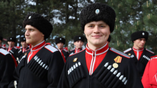 Парадный расчет Кубанского казачьего войска торжественно встретили в станице Кущевской