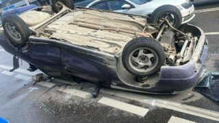 В Краснодаре ВАЗ проскочил на «красный», въехал в иномарку и перевернулся