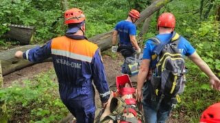 Спасатели пять километров несли на носилках туристку со сломанной ногой по ущелью в Сочи