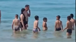 В Анапе туристы купаются в море рядом с волонтерами, собирающими мазут