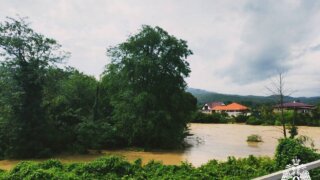 Водяной смерч разрушил пляж в поселке Агой, а в селе Лермонтово смыло единственный мост