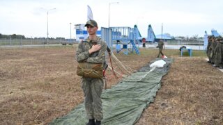 В Краснодарском крае в центре «Патриот» впервые провели занятие на высотном тренажере для прыжков с парашюта