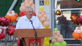 Депутат ЗСК Владимир Зюзин поздравил жителей станицы Тбилисской с открытием новой школы