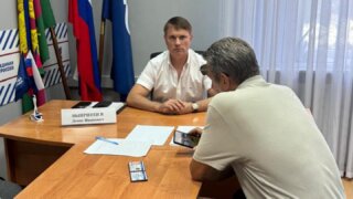 От проблем ЖКХ до благоустройства: депутат ЗСК Денис Выпринцев провел прием граждан