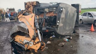 На Кубани дорожный рабочий получил травмы в ДТП с экскаватором и большегрузом
