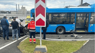 В Сириусе автобус протаранил легковой автомобиль