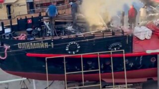 На набережной у морпорта Анапы загорелась яхта