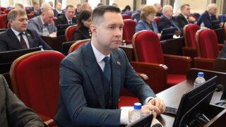 Юрий Бурлачко на сессии краевого парламента представил нового депутата