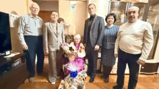 Женщине с несгибаемым характером — 101 год: депутат Наталья Гвоздева поздравила ветерана