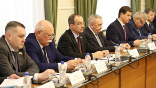 Решать проблемы в коммунальной сфере