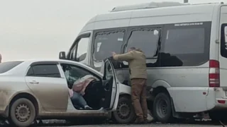 В жестком ДТП с микроавтобусом под Краснодаром пострадали три человека