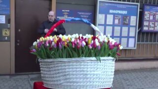 Полицейские в Анапе вручили женщинам около трёх тысяч тюльпанов к 8 Марта