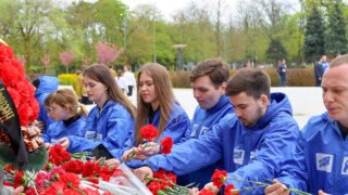 Молодогвардейцы Краснодара возложили цветы в честь памяти жертв геноцида советского народа